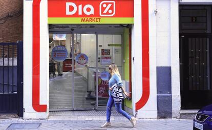 Vista de la entrada de un supermercado de la cadena DIA en Madrid.