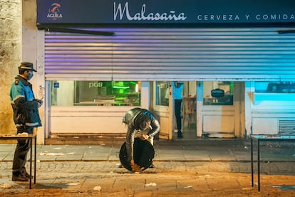 Un policía local vigila el cumplimiento del toque de queda en Burgos, el pasado 24 de octubre.