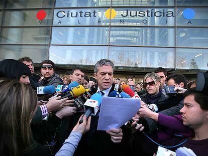 El juez decano de Valencia, Pedro Viguer, leyó un comunicado al término de la concentración ante la Ciudad de la Justicia.