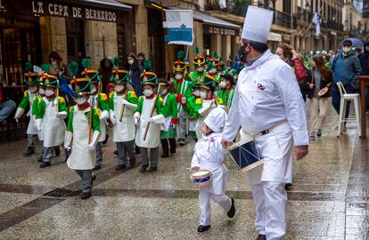 Desfile infantil de la Tamborrada en el día grande de San Sebastián.