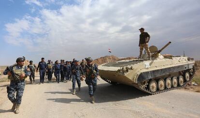 Fuerzas de la policía iraquí toman posición en el pueblo de Rashad, al sur de Kirkuk, en Irak, este viernes.
