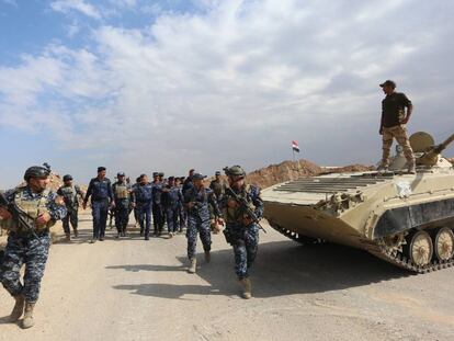 Fuerzas de la polic&iacute;a iraqu&iacute; toman posici&oacute;n en el pueblo de Rashad, al sur de Kirkuk, en Irak, este viernes. 