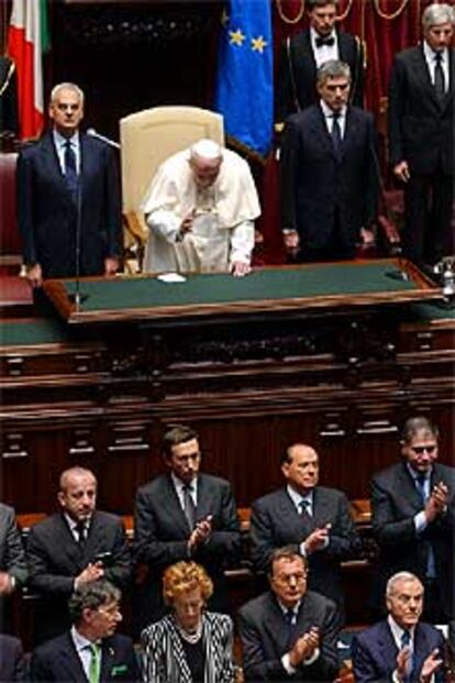 El Papa responde a los aplausos del Gobierno italiano en el Parlamento.