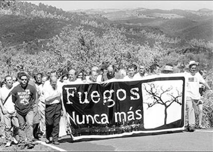 Vecinos de El Madroño y Berrocal marcharon ayer en un acto simbólico contra los incendios acompañados de la plataforma <i>Fuegos nunca más</i>.