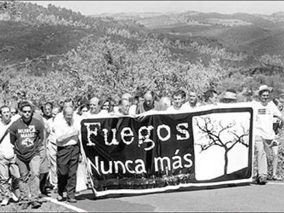 Vecinos de El Madroño y Berrocal marcharon ayer en un acto simbólico contra los incendios acompañados de la plataforma <i>Fuegos nunca más</i>.