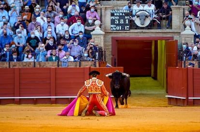 El torero Manuel Escribano recibe al toro a puerta gayola en la corrida de la Feria de San Miguel (Sevilla) del 3 de octubre.