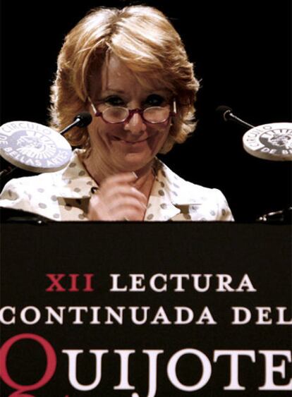 La presidenta de la Comunidad de Madrid, Esperanza Aguirre, durante la lectura del &#39;Quijote&#39;.