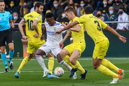 Vinicius intenta colarse entre Iborra, Foyth y Albiol ante la mirada del árbitro del partido, Sánchez Martínez.