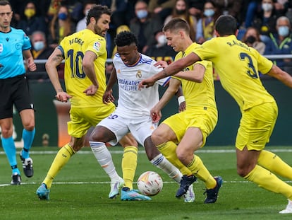 Vinicius intenta colarse entre Iborra, Foyth y Albiol ante la mirada del árbitro del partido, Sánchez Martínez.