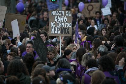 La fuerza de la manifestación de 2019 no tuvo equivalencia en ninguna otra parte del mundo, convirtiendo a España en un referente mundial de la visibilización de la lucha feminista. En la imagen, la manifestación en Barcelona.