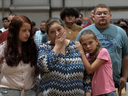 Familiares de Nevaeh Bravo, una de las víctimas del tiroteo en la escuela Robb, asisten a una vigilia en Uvalde (Texas), el miércoles.
