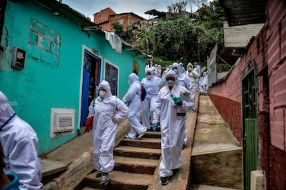 Agentes da Prefeitura de Bogotá fazem pesquisa entre moradores de comunidade da capital colombiana.