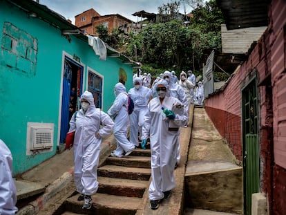 Agentes da Prefeitura de Bogotá fazem pesquisa entre moradores de comunidade da capital colombiana.