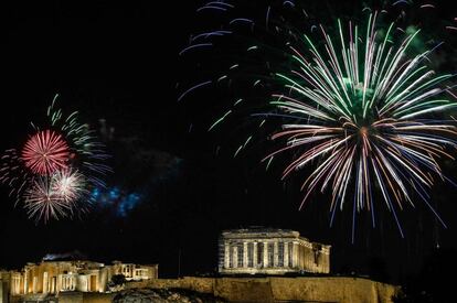 Fuegos artificiales explotan sobre la Acrópolis de Atenas (Grecia).