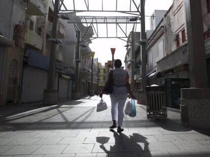 Uma mulher carrega sacolas de compras em San Juan (Puerto Rico).