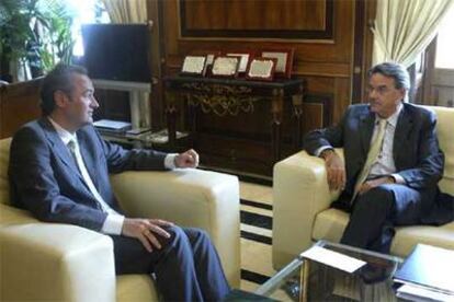 Alberto Fabra y Joan Miquel Nadal, ayer durante la reunión en el Ayuntamiento de Castellón.