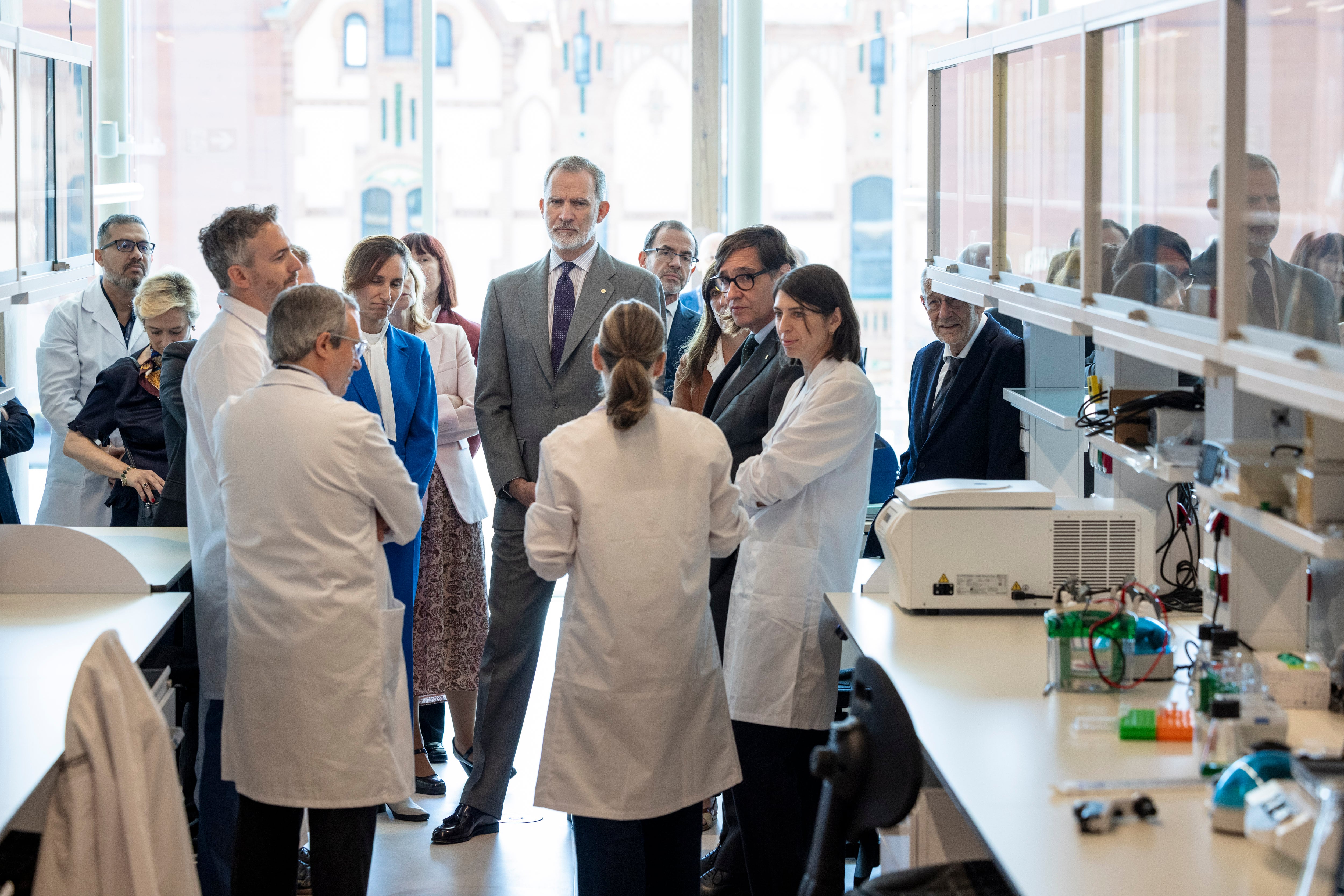 El rey Felipe IV, junto con la ministra de Sanidad, Mónica García; el 'president' de la Generalitat, Salvador Illa, y el exdirigente Javier Solana, durante la visita al centro. 