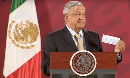 López Obrador muestra el cheque para el Indep por 2.000 millones de pesos durante la mañanera