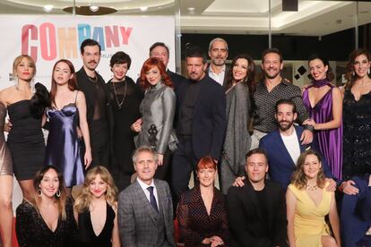 Antonio Banderas y el equipo del Teatro del Soho de Málaga, en la noche del estreno del musical 'Company'. 
