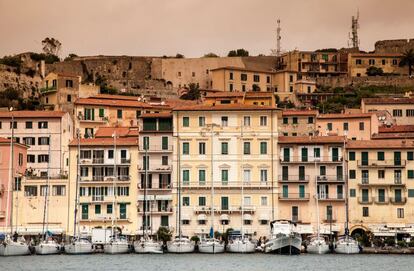 Hoy Elba es un importante destino turístico. En verano en Portoferraio desembarcan ferries con viajeros cada 20 minutos.