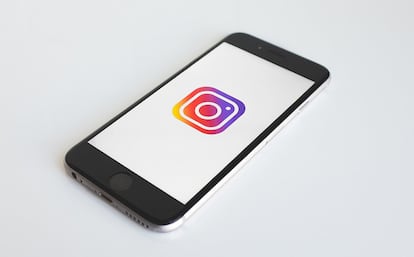 Logotipo de Instagram de color blanco y en 3D