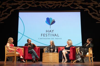 Inés Santaeulalia, Philippe Sands, Rebecca Solnit, Brigitte Baptiste y Eliane Brum, durante el panel 'Ecocidio y y lucha por la biodiversidad' en el Hay Festival.