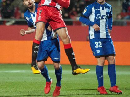 Stuani remata de cabeza ante el Alavés.