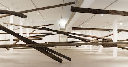 A obra 'sala de espera' (2013), feita com postes de madeira, de Carlito Carvalhosa, exposta no MAC-USP.