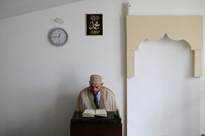 Un Imam leyendo el Corán en una mezquita de Vozdovac, Belgrado.