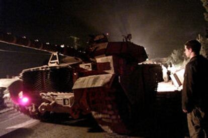 Un tanque abandona la localidad de Beit Jala, tras la decisión israelí de retirar sus tropas de los territorios palestinos.