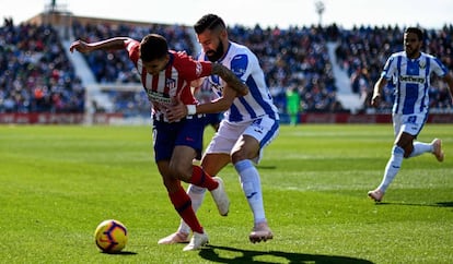 Correa (i) y Siovas, en una acción del partido.