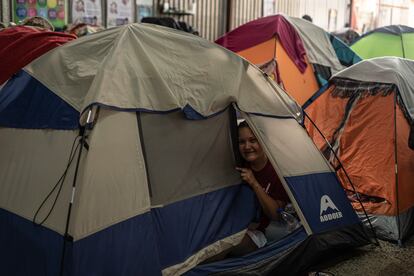 Ante la incertidumbre de lo que pudiera ocurrir con el final del Título 42, durante las últimas semanas los migrantes llegaron a la frontera en cantidades récord. En la imagen, una mujer migrante descansa dentro de una tienda de campaña en un albergue en Tijuana. 