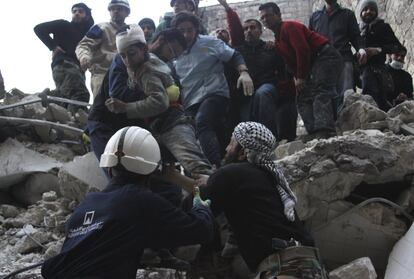 Trabajos de rescate para sacar a los supervivientes de un edificio en ruinas tras el bombardeo por parte de la fuerza area del presidente sirio, Bashar Al-Assad, en el barrio de Bustan al-Qasr en la ciudad de Alepo (Siria).