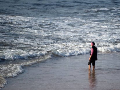 Una mujer con &#039;burkini&#039;, en una playa de Marruecos. 