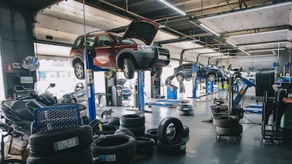 Cambio de neumáticos en un taller de la marca.