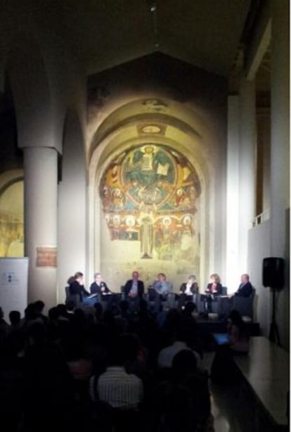 Mesa redonda celebrada el último día de las jornadas, bajo al atenta mirada del Cristo en Majestad de Sant Climent.