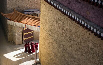 Monjes tibetanos en el Monasterio Sumtseling Gandern (China).