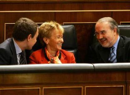 María Teresa Fernández de la Vega, entre el presidente Zapatero (izquierda) y Pedro Solbes, en sus escaños del Congreso durante el debate de Presupuestos para 2007.
