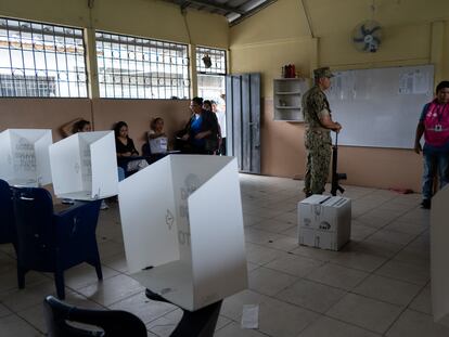 Elementos del Ejército custodian los centros de votación en Durán durante las elecciones en Ecuador 2023