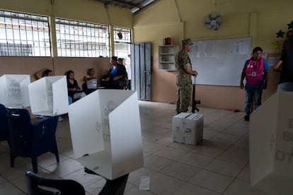 Elementos del Ejército custodian los centros de votación en Durán durante las elecciones en Ecuador 2023