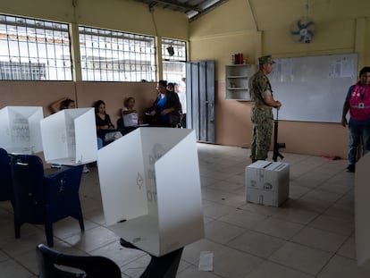 Elementos del Ejército custodian los centros de votación en Durán durante las elecciones en Ecuador 2023