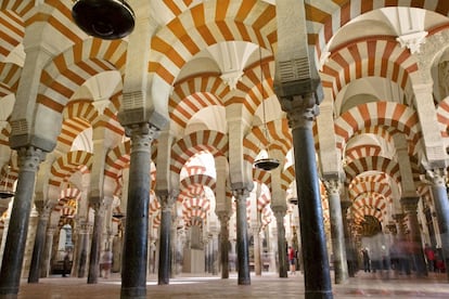 La mesquita catedral de Còrdova exemplifica el pas de civilitzacions pel sud d'Espanya. El terreny el va ocupar primer una basílica visigoda; els omeies la van substituir per un enorme temple musulmà, construït en quatre fases (entre els anys 786 i 988). Al segle XIII va ser reconvertida al cristianisme amb la construcció al seu interior de la catedral de Santa Maria. Actualment, el temple conjuga el pati i els arcs islàmics amb l'art cristià de la catedral.