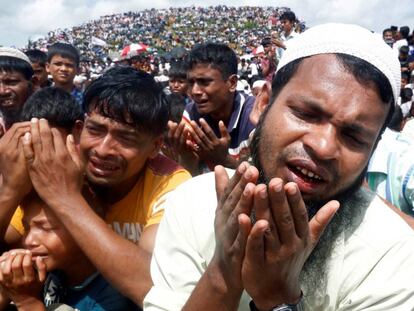 Refugiados rohingya participan en una oración en el segundo aniversario del éxodo en el campamento de Kutupalong en Cox's Bazar, Bnagladesh, en agosto de 2019.