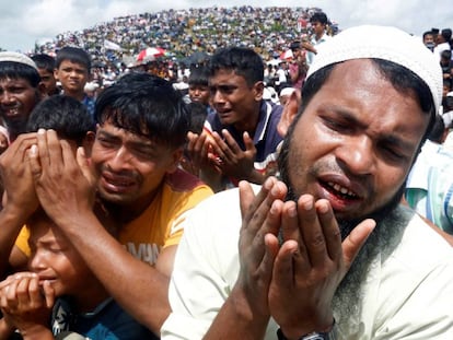 Refugiados rohingya participan en una oración en el segundo aniversario del éxodo en el campamento de Kutupalong en Cox's Bazar, Bnagladesh, en agosto de 2019.