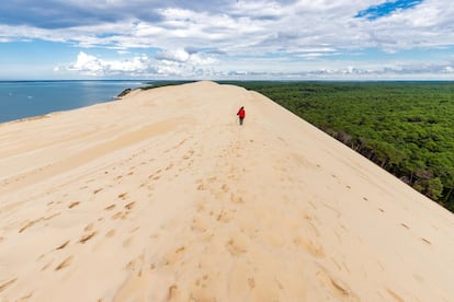 Empujadas por los fuertes vientos del Atlántico, las arenas de la gran duna del Pilat (en la foto), en arcachon.com