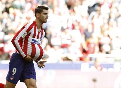El delantero atlético Álvaro Morata celebra su gol ante el Sevilla.