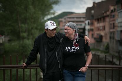 Iolanda Ortiz y su hijo Iván, víctimas del atentado de la Rambla, fotografiados en Ripoll tras conocer la sentencia.