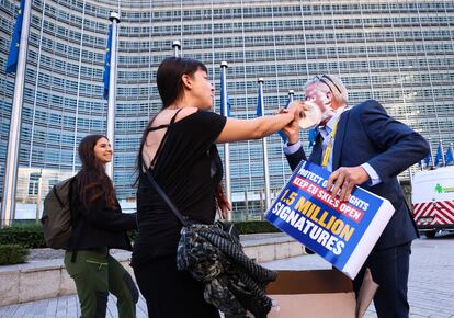 El consejero delegado (CEO) de la aerolínea irlandesa Ryanair, Michael O’Leary, recibió este jueves en Bruselas el impacto de una tarta de nata en la cara lanzada por activistas medioambientales, al grito de “dejad de contaminar con vuestros aviones”. O’Leary se disponía a hacer unas declaraciones delante de la sede de la CE, cuando dos activistas le arrojaron a la cara una tarta. “Nunca me habían recibido tan bien. Por desgracia eran ecologistas y la crema era artificial. Invito a los pasajeros a venir a Irlanda, donde la nata es mejor”, ironizó O’Leary.
