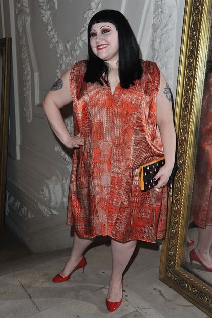 Beth Ditto, toda una señora con sus tatuajes y su bolso y sus zapatos acudiendo a Gaultier.