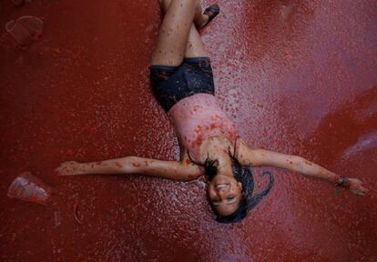Una joven tirada en el suelo durante la celebración de la Tomatina.